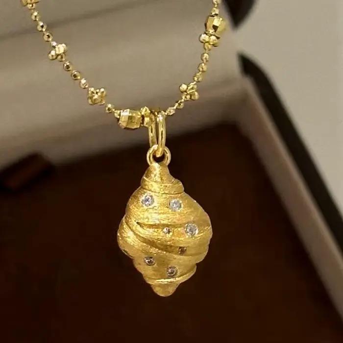 Collier Vintage antique en or brossé incrusté de diamants, petit pain, pendentif au design unique, c