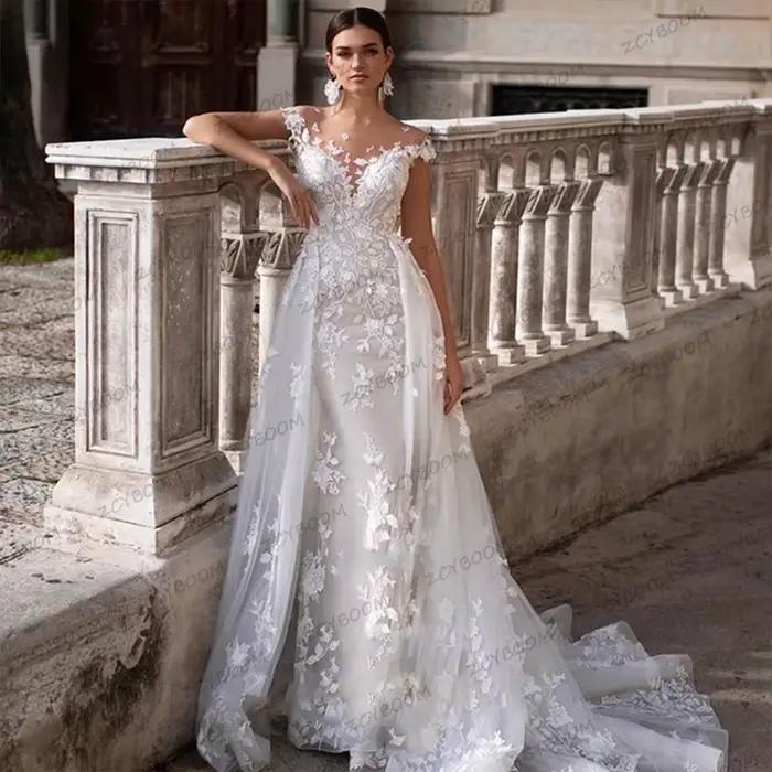 Robe de mariée élégante blanche à col rond et dos ouvert, coupe trapèze, sans manches, longueur ras 