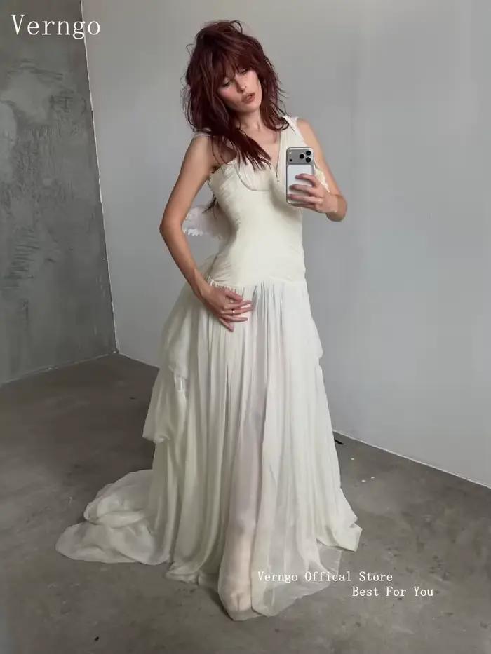 Robe de mariée dos nu Verngo, coupe évasée fluide, longue, pour séance photo de réception de mariage