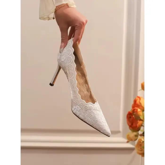 Chaussures de mariage à talons hauts en dentelle blanche pour femmes, chaussures de mariage Xiuhe brodées à bout pointu et à talons fins, nouveau style d'automne 2026 pour b