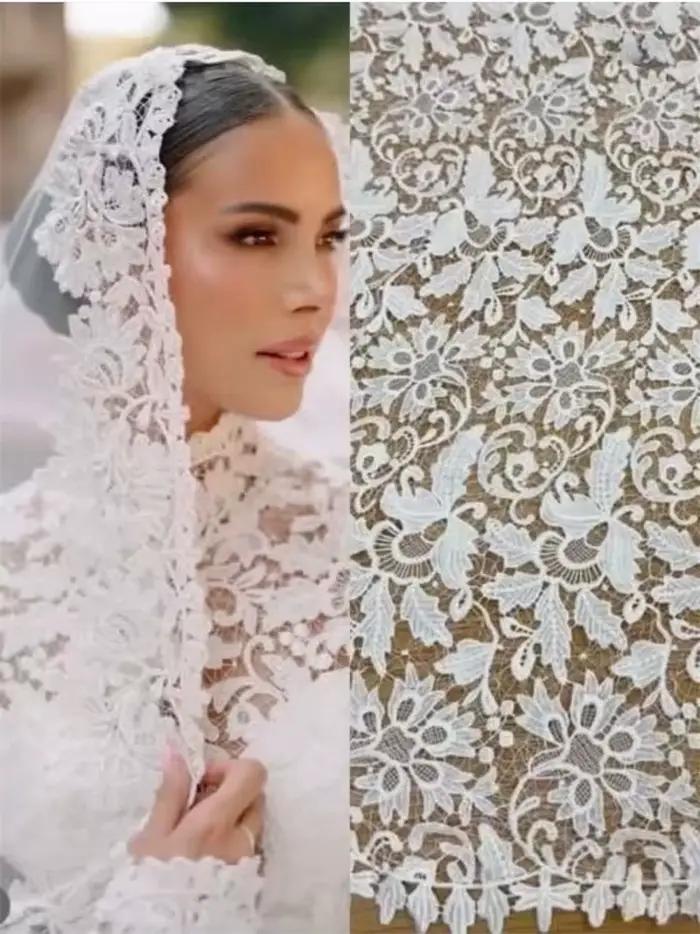 Robe de Mariée Blanc Cassé Dentelle Française Brodée Voile Polyester pour Femmes Occasions Spéciales Tradition Française
