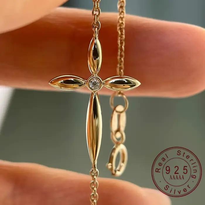 Bracelet croix en argent sterling 925 plaqué or 18 carats avec zircon pour femme occasions spéciales minimaliste elegance spiritualité