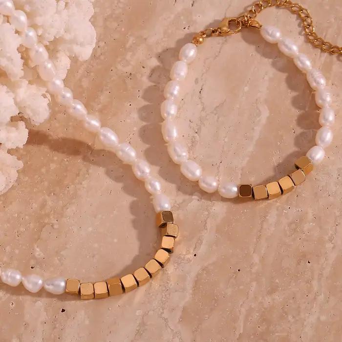 Ensemble de bijoux en perles d'eau douce et acier inoxydable doré pour femmes, collier et bracelet élégants à offrir pour occasions spéciales