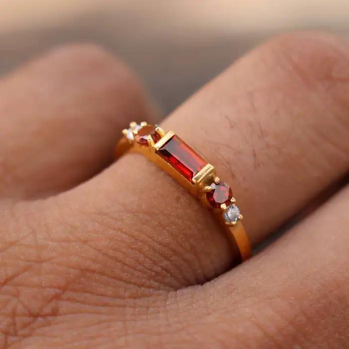 Bague de cocktail fine pour femmes en laiton avec CZ rouge élégante pour occasions spéciales et soirée festive