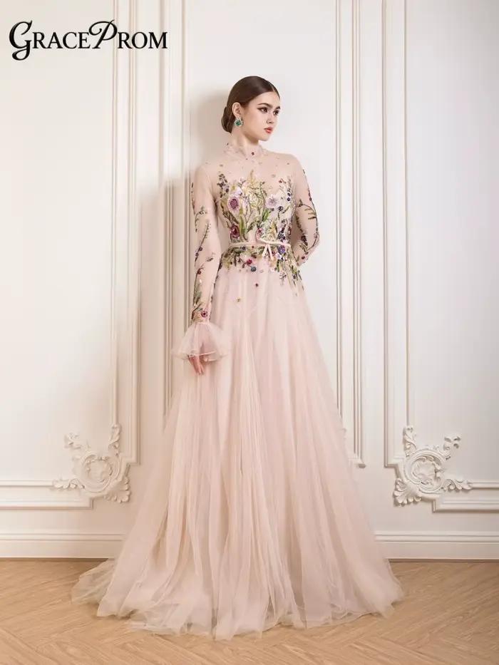 Robe de soirée en tulle rose poudré avec motifs floraux multicolores, col montant, manches longues, pour invitées de mariage et soirées officielles