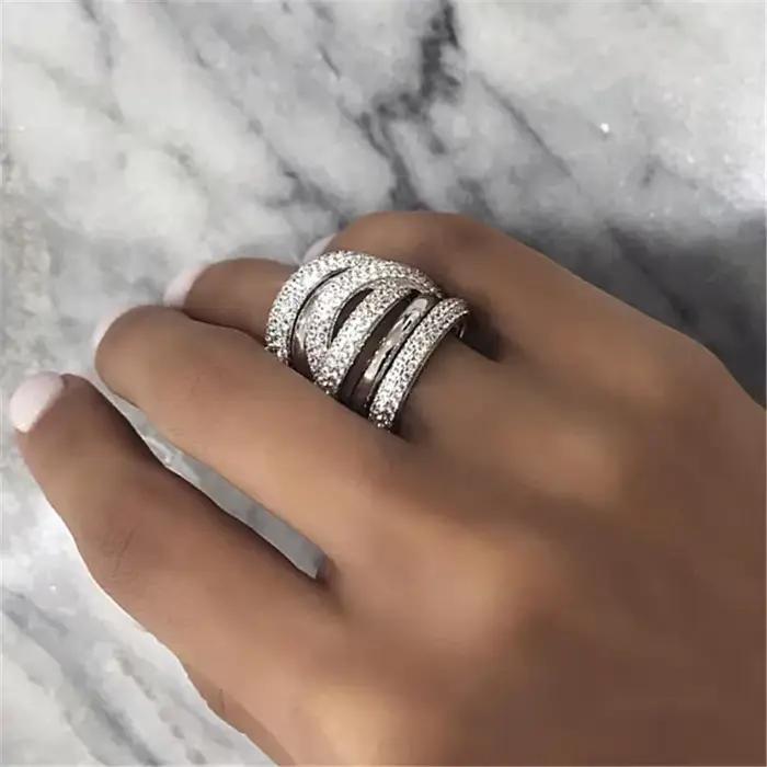 Grande bague faite à la main en or blanc