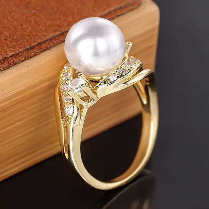 Bague de cocktail Huitan en perle simulée et zircone cubique pour femmes, élégante et luxueuse pour les occasions de fête