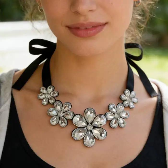 Luxueux design de fleurs multicolores pour femmes, bijoux en résine transparente, cadeau pour un usage quotidien, collier élégant pour toutes les saisons