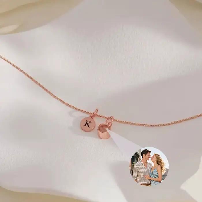 Collier avec initiales et images personnalisées, collier de projection de photos de lettres, bijoux d'images, collier initiales cadeau pour elle