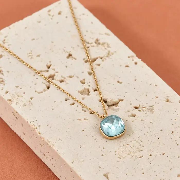 Collier avec pendentif carré en zircone cubique brillant et délicat pour femmes