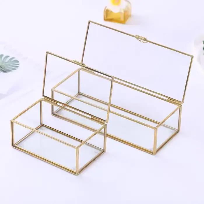 Boîte à bijoux en verre vintage en laiton doré avec bordure en dentelle pour rangement et présentation élégante à offrir pour occasions spéciales