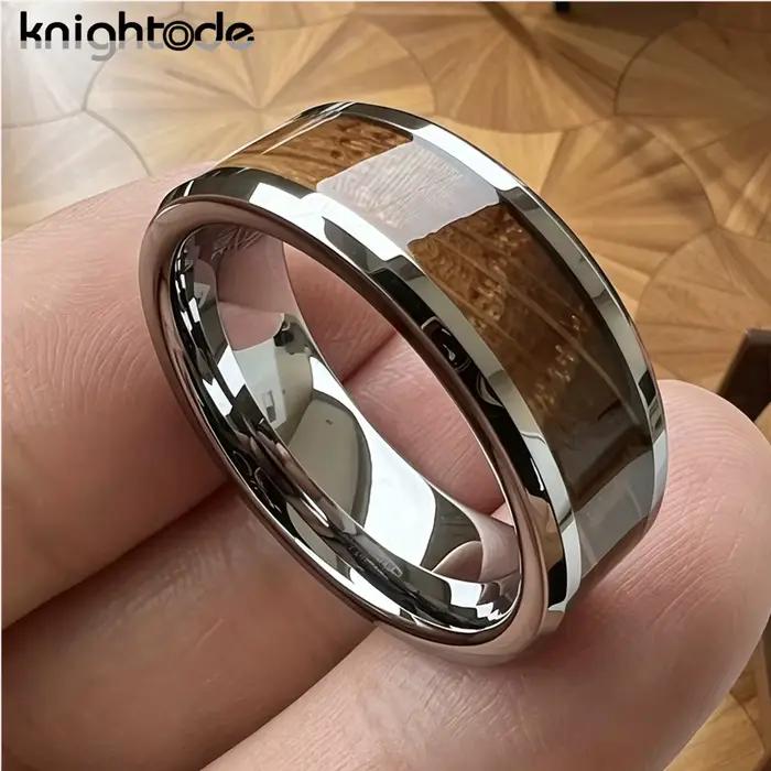 Bague en tungstène 8 mm avec incrustation en bois de chêne whisky