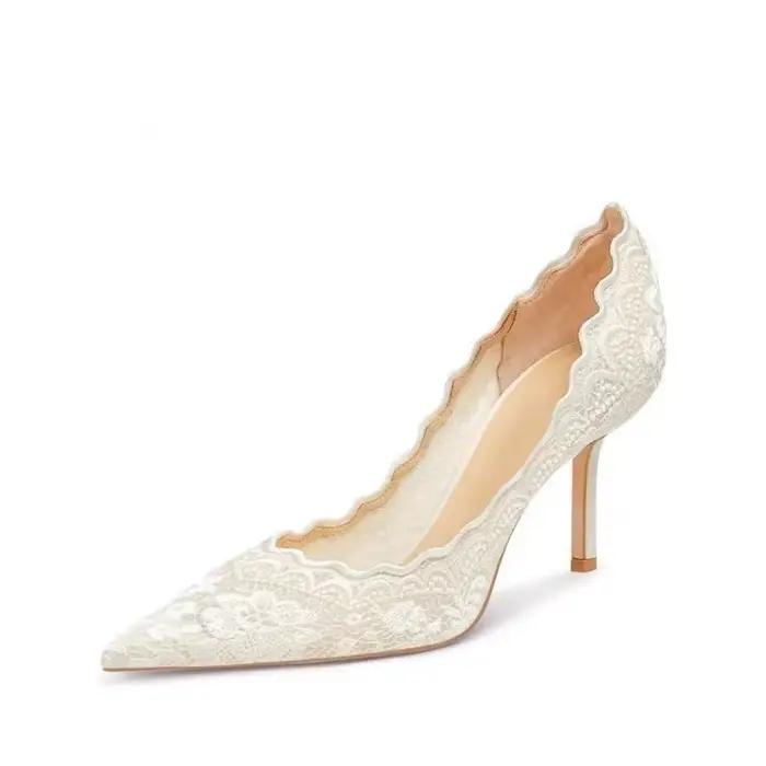Chaussures de mariage à talons hauts en dentelle blanche pour femmes, chaussures de mariage Xiuhe brodées à bout pointu et à talons fins, nouveau style d'automne 2026 pour b