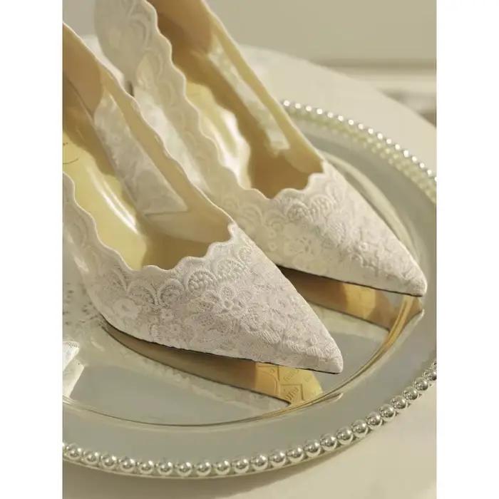 Chaussures de mariage à talons hauts en dentelle blanche pour femmes, chaussures de mariage Xiuhe brodées à bout pointu et à talons fins, nouveau style d'automne 2026 pour b