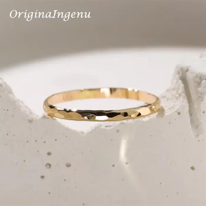 Bague martelée remplie d'or 14 carats, bague de bande faite à la main, bijoux minimalistes, bague dé