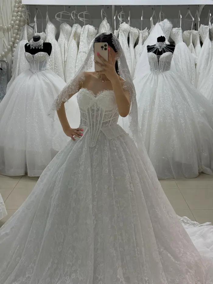 Robe de mariée de luxe en dentelle avec corset, robe de bal à col cœur, robe de mariée sur mesure, V