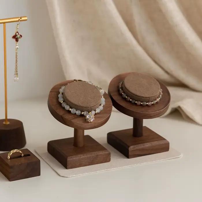 Présentoir à bijoux en bois blanc pour bracelets montres et accessoires de photographie élégant pour décoration personnelle et présentation de bijoux dans boutique de luxe