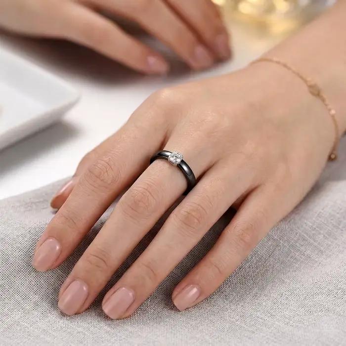 Bague en Céramique Noire Blanche avec Moissanite 0.25ct pour Femme