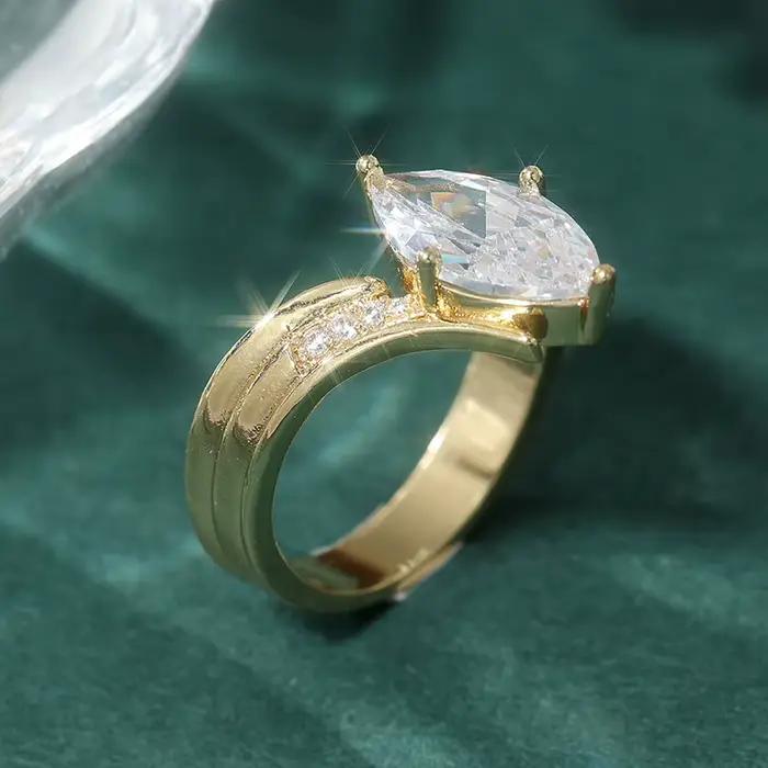 Bague de charme dorée incrustée de zircone synthétique pour femmes
