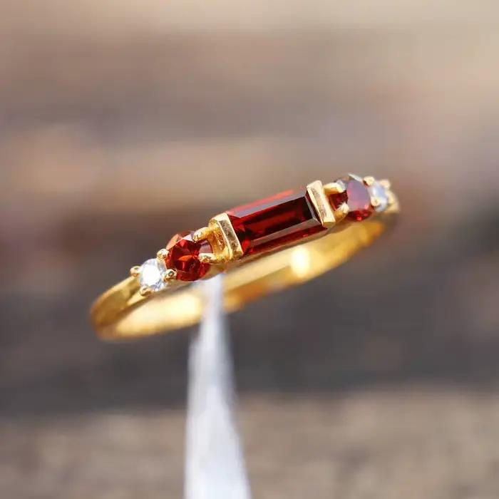 Bague de cocktail fine pour femmes en laiton avec CZ rouge élégante pour occasions spéciales et soirée festive