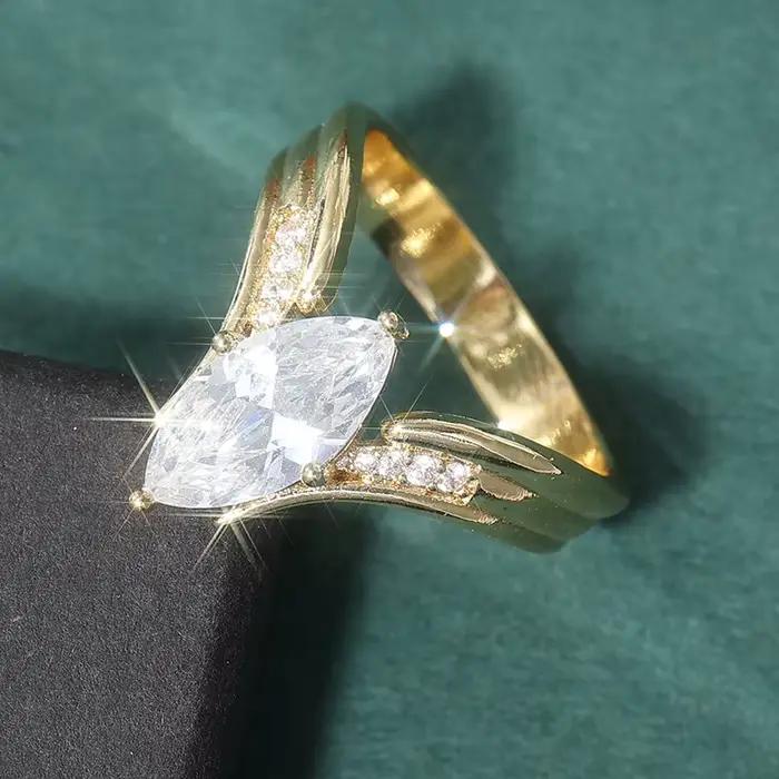 Bague de charme dorée incrustée de zircone synthétique pour femmes