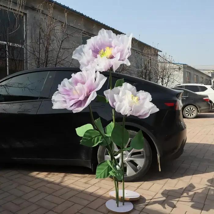 Grand présentoir de fleurs dégradées en maille pour mariage