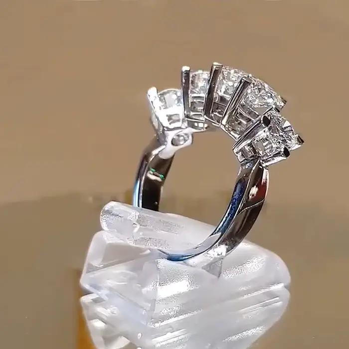 Anneau de mariage Huitan en zircone cubique design géométrique pour femmes occasions spéciales comme le mariage et les fiançailles