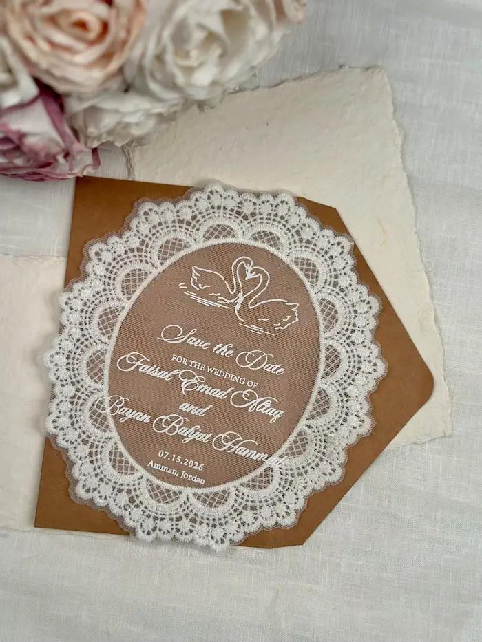 Carte d'invitation personnalisée en dentelle ovale