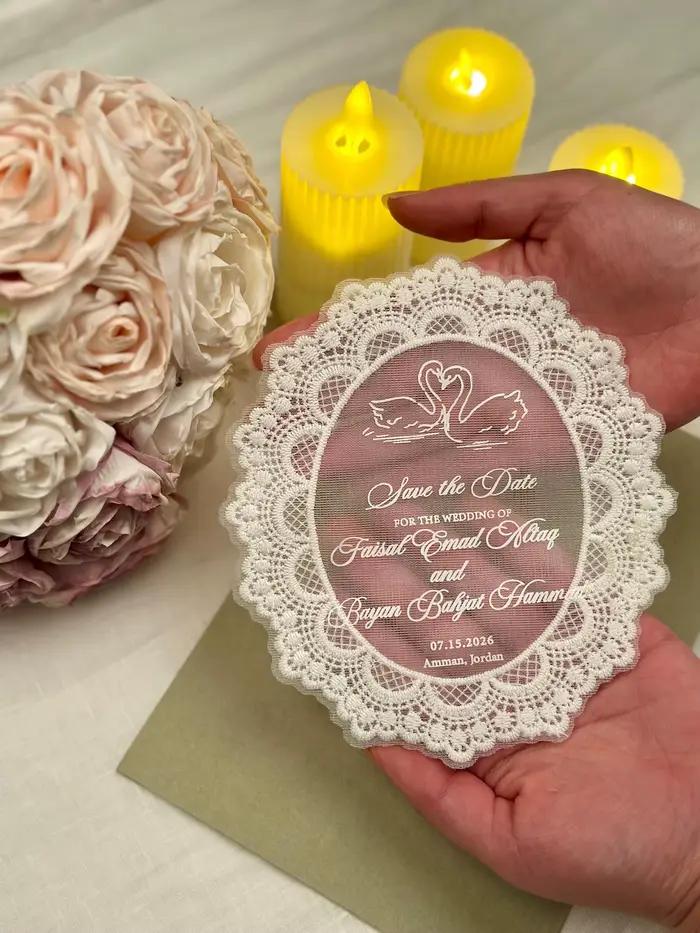 Carte d'invitation personnalisée en dentelle ovale