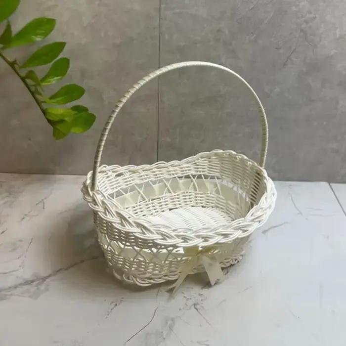 Panier de demoiselle d'honneur en osier blanc