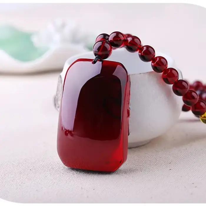 Collier élégant avec pendentif en résine d'ambre rouge sang