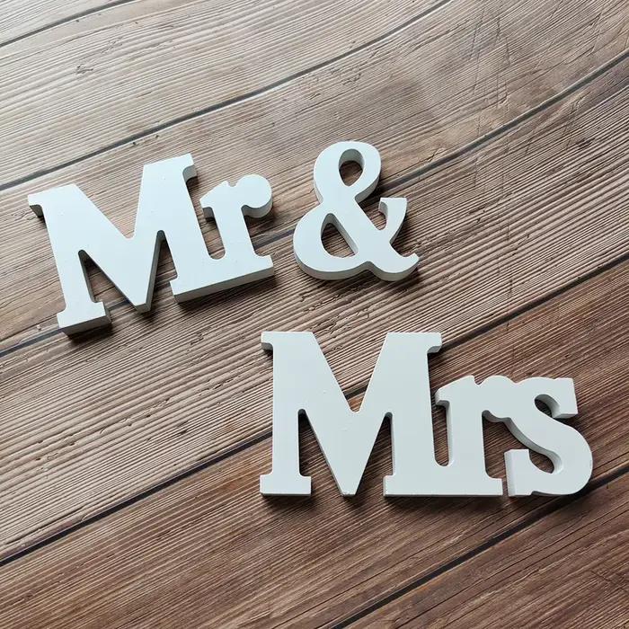 Décoration de mariage en bois rustique Mr & Mrs