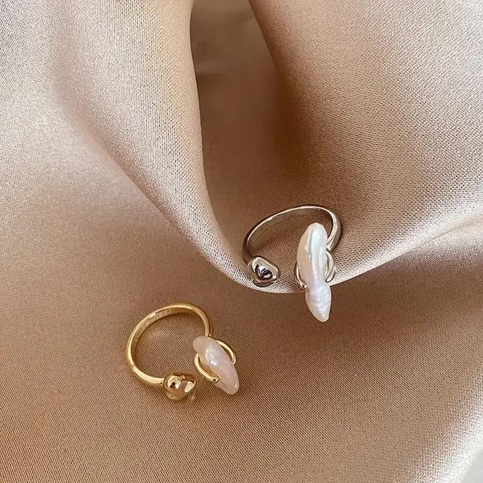 Bague en perles d'eau douce naturelles irrégulières avec breloque personnalisable réglable pour femmes occasions spéciales anniversaires mariages noël