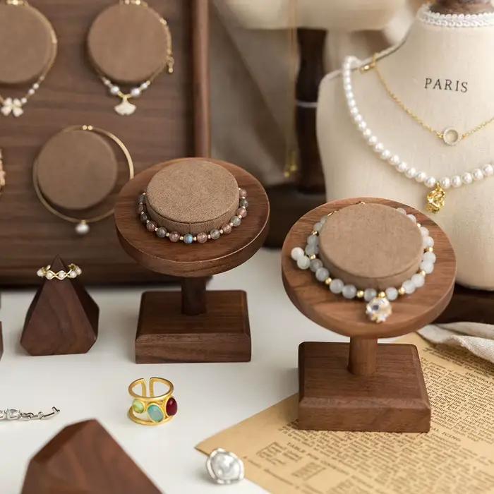 Présentoir à bijoux en bois blanc pour bracelets montres et accessoires de photographie élégant pour décoration personnelle et présentation de bijoux dans boutique de luxe