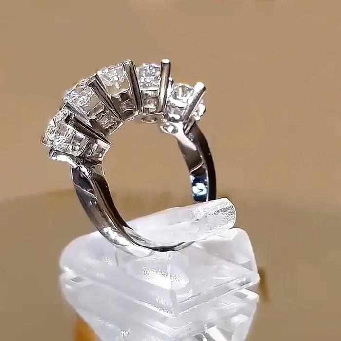 Anneau de mariage Huitan en zircone cubique design géométrique pour femmes occasions spéciales comme le mariage et les fiançailles