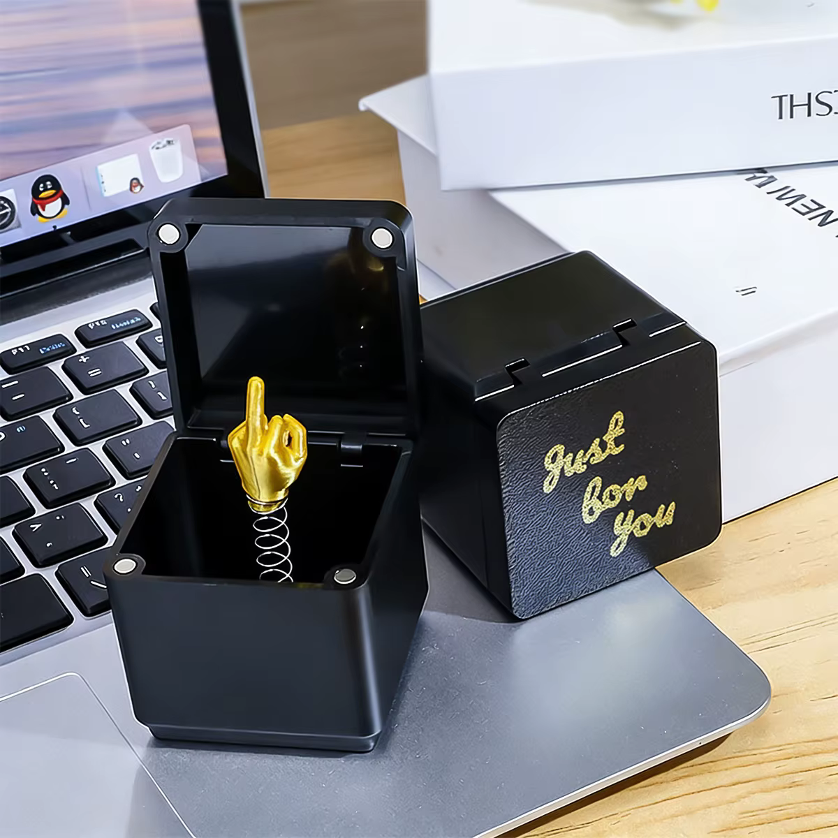 1 boîte cadeau pop-up en forme de doigt d'honneur, boîte avec doigt d'honneur à l'intérieur, cadeaux