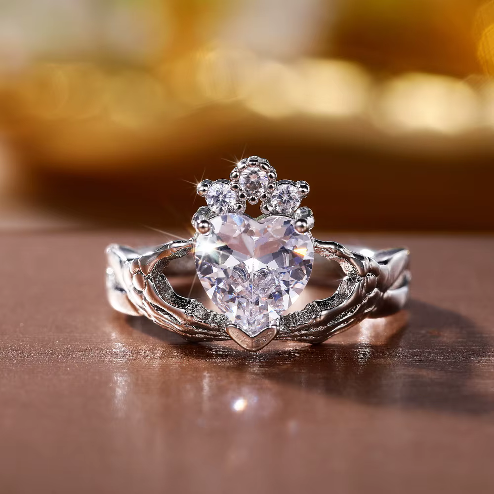 Bague Claddagh en forme de cœur pour femmes, couleur argent, strass blancs, bague de fiançailles, bi
