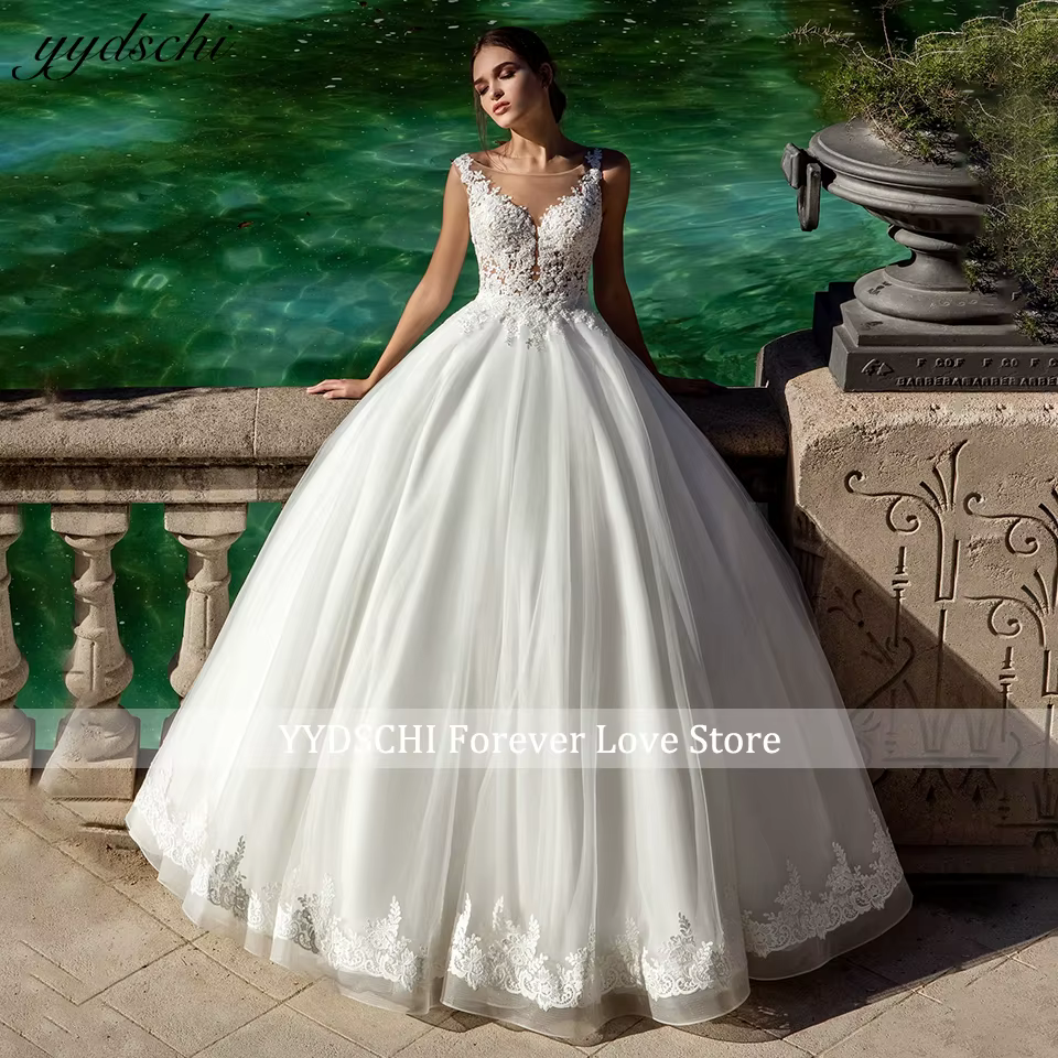 Robe de mariée élégante blanche sans manches coupe trapèze 2026, dos illusion princesse, décolleté e