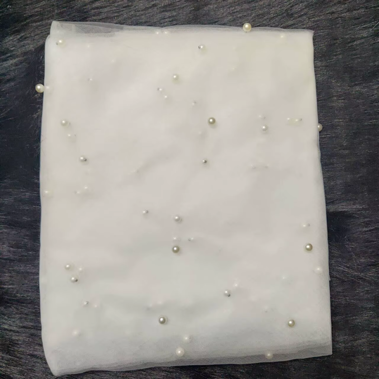 Superposition élégante de nappe en mousseline de soie perlée – Décor luxueux de réception de mariage