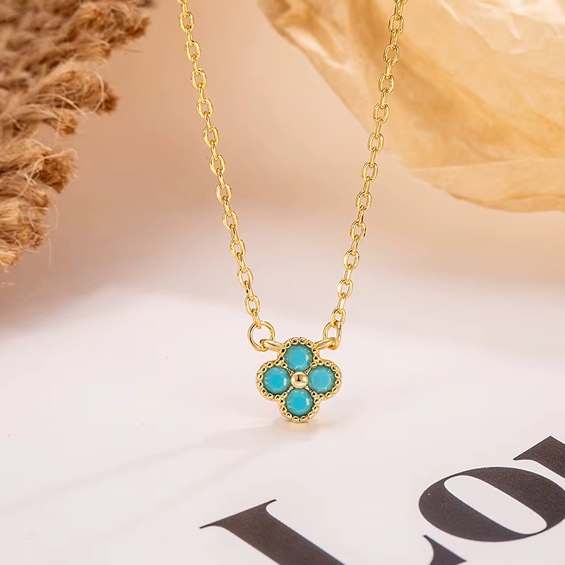 Ensemble de bijoux tendance 2026 - Design minimaliste de Clover, style de mode de soirée, mettant en