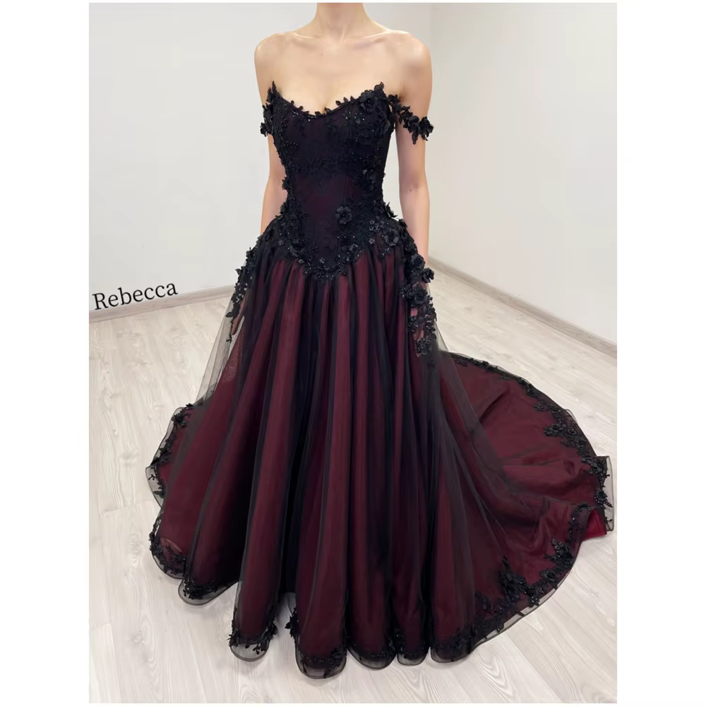Robe de mariée gothique personnalisée Rebecca, noire, à épaules dénudées, avec appliques en dentelle