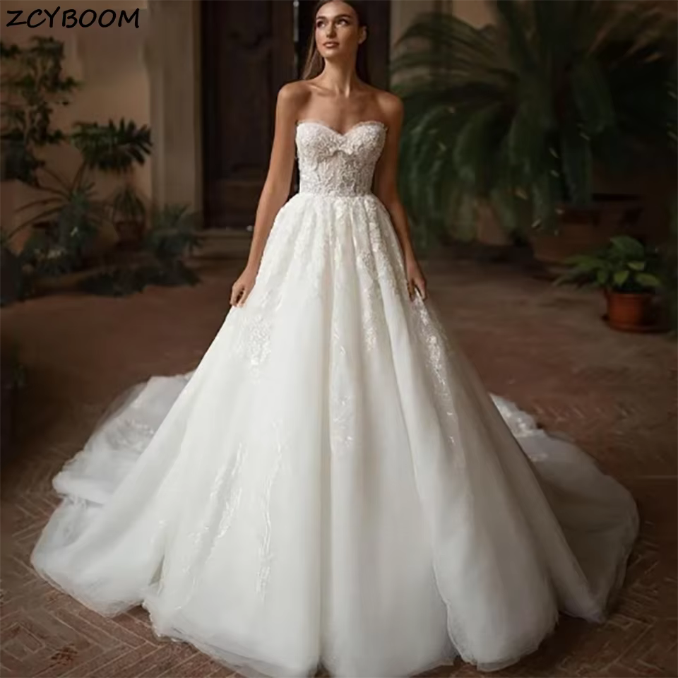 Robe de mariée élégante bustier en dentelle avec appliques, coupe trapèze, dos nu à lacets, traîne c