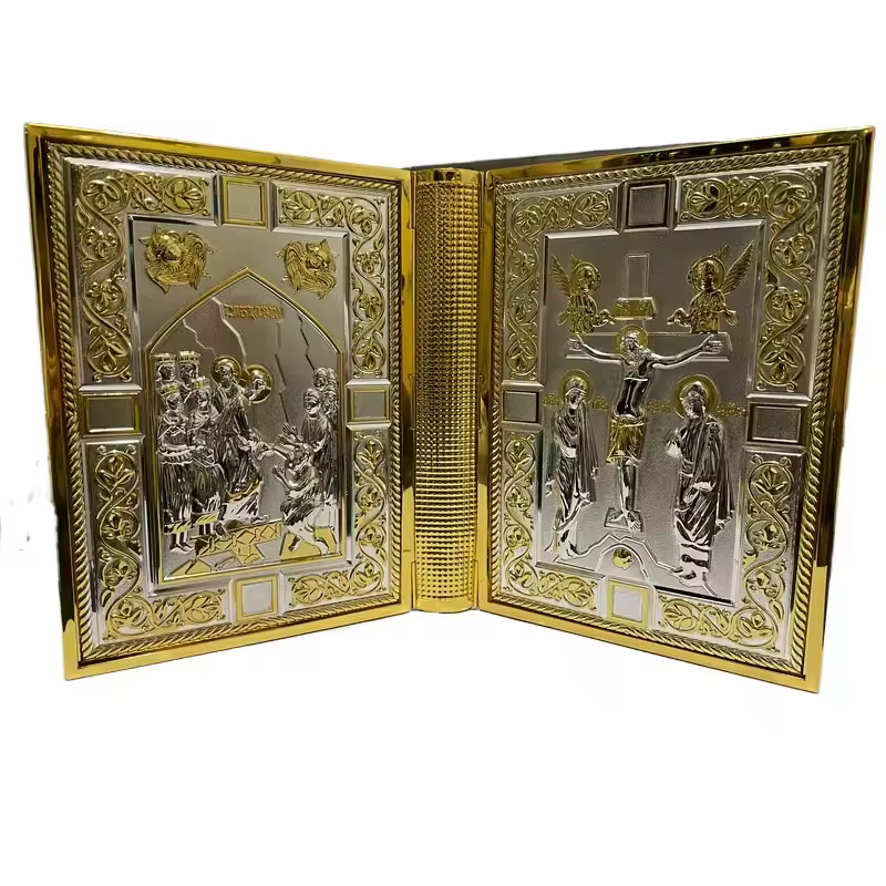 Couverture de Bible orthodoxe vintage plaquée or avec icônes émaillées pour la liturgie de l'Église,