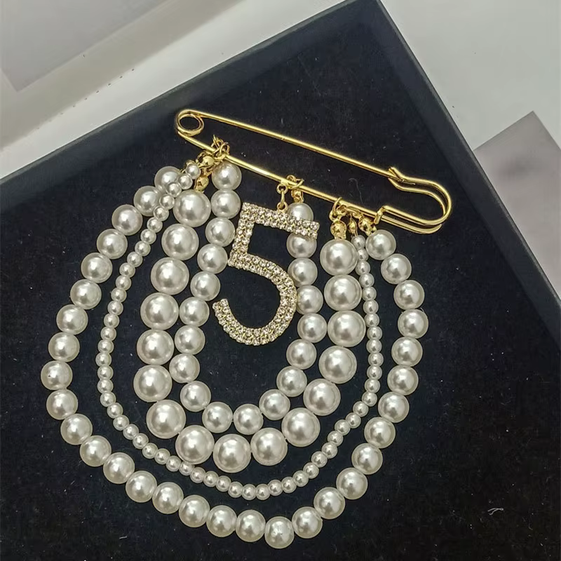 Classique élégant femmes hommes perle gland cristal broches Badges Vintage dame fête accessoires de 