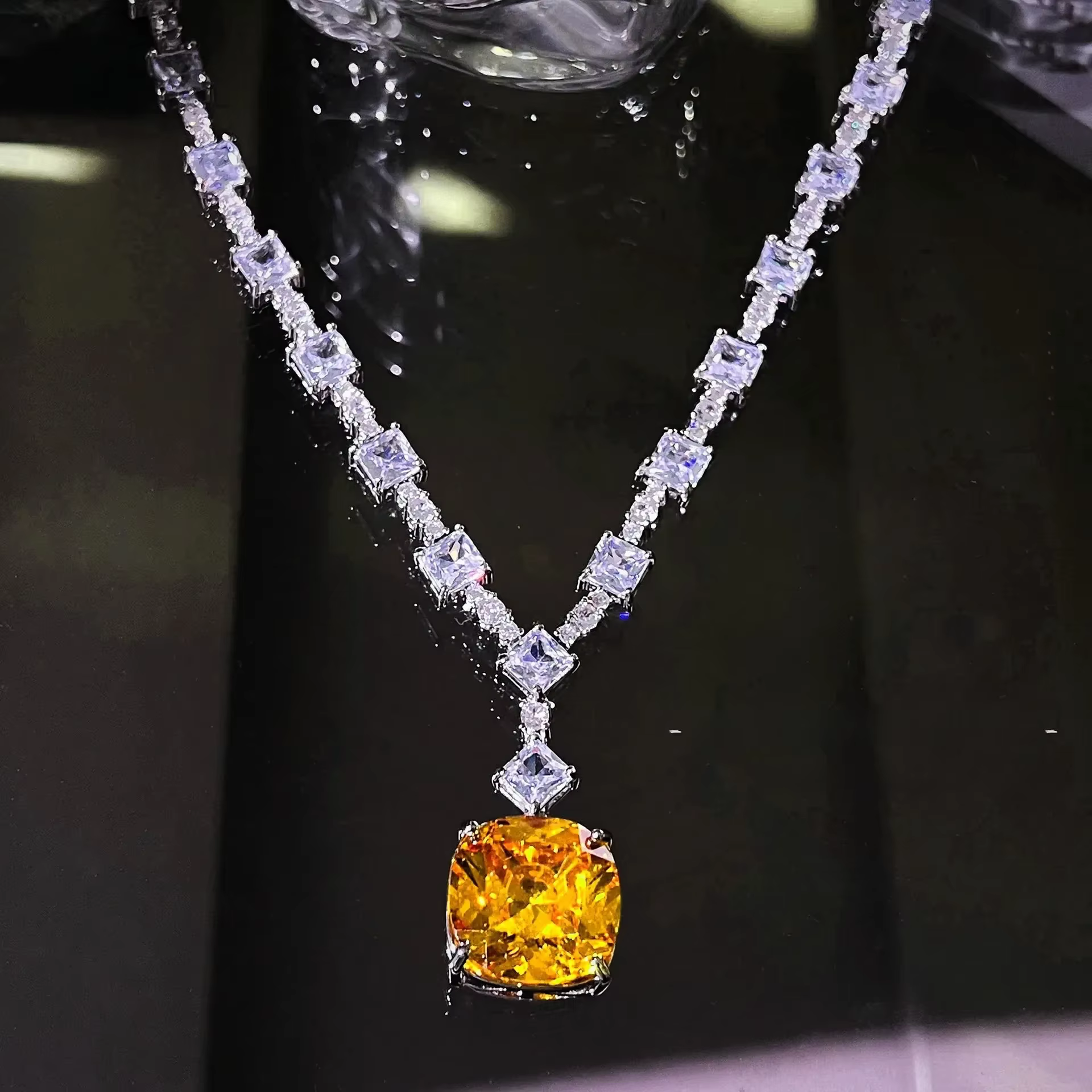 Bijoux luxueux de haute qualité - zircon et diamants jaunes. Collier accessoire de mariage. Bijoux p