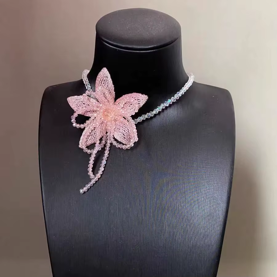 Nouveau Collier Ras-du-Cou Élégant Fleur Rose Délicate avec Chaîne Perlée en Cristal, Bijou de Maria