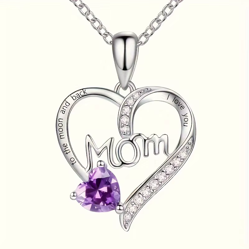 Un cadeau de fête des mères, une maman en forme de cœur avec des mots gravés et des strass, un acces