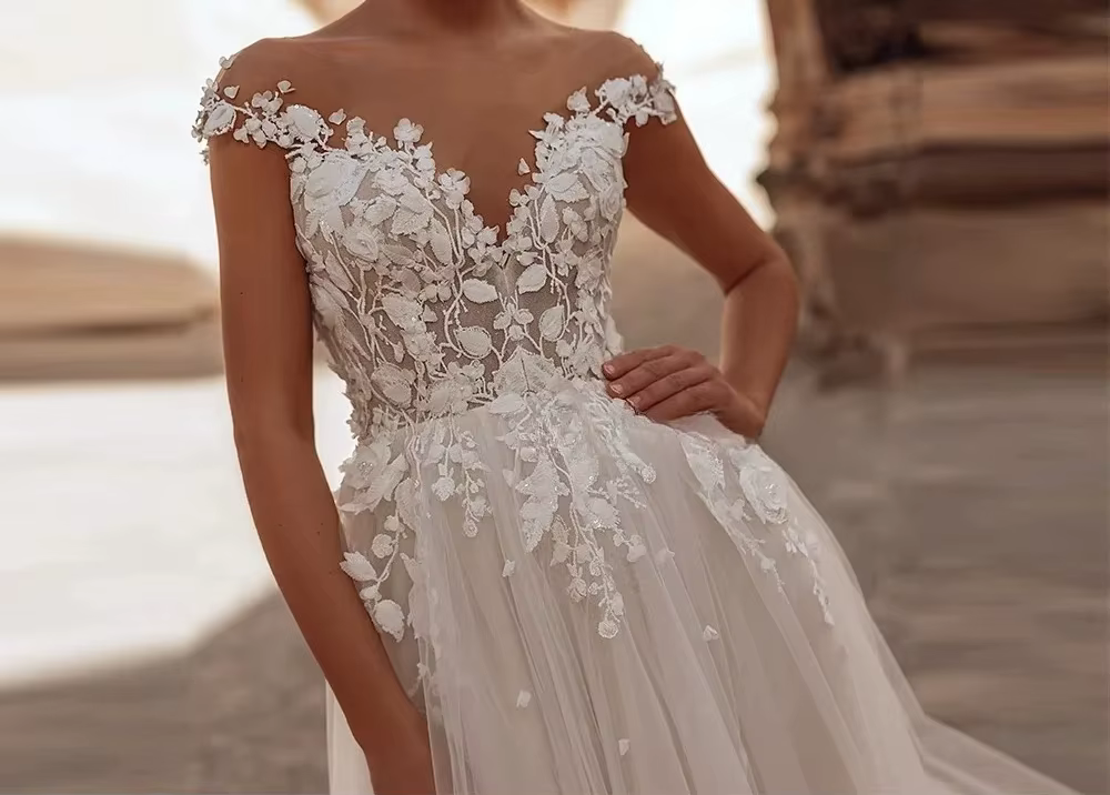 Robe de mariée personnalisée 2026 coupe A-line, épaules dénudées, en tulle et dentelle avec applique