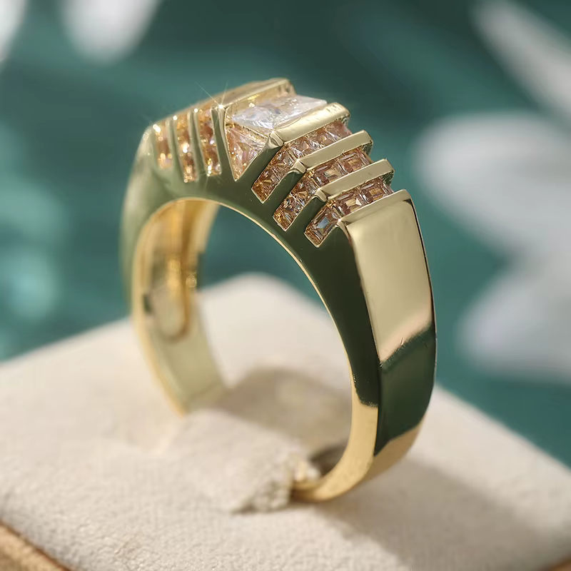 Bague de fiançailles élégante en zircone synthétique scintillante plaquée or pour femmes, magnifique