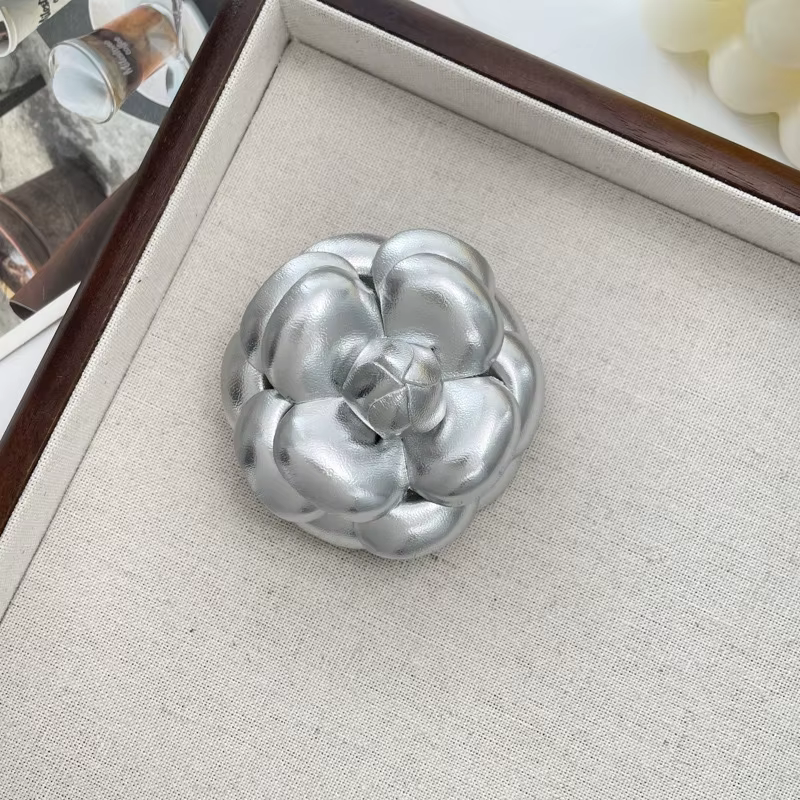 Broche en cuir Camélia pour femmes, fleur de Rose, haut de gamme, tempérament de luxe, costume Uniqu